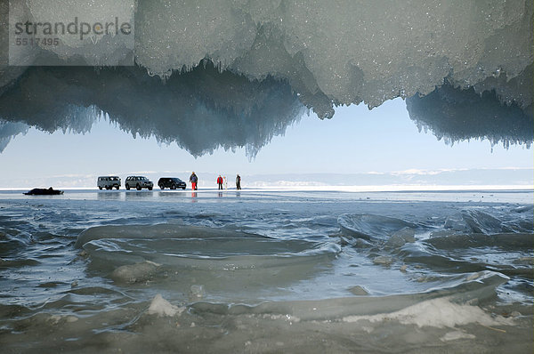 Autos und Menschen auf dem zugefrorenen Baikalsee  Insel Olchon  Baikalsee  Sibirien  Russland  Eurasien