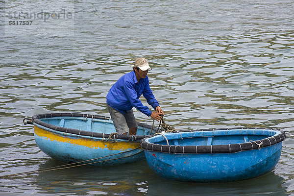 Fischer im traditionellen Rundboot  Vinh Hy  Vietnam  Südostasien