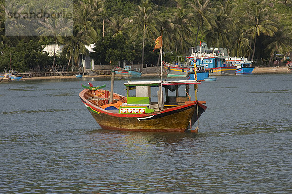 Boote vor dem Küstenort Vinh Hy  Vietnam  Südostasien