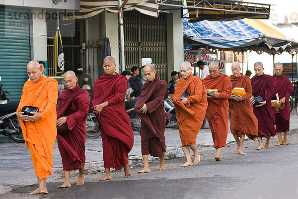 Mönche auf dem Weg mit der Bitte um Spenden in Ho-Chi-Minh-Stadt  Saigon  Vietnam  Südoastasien