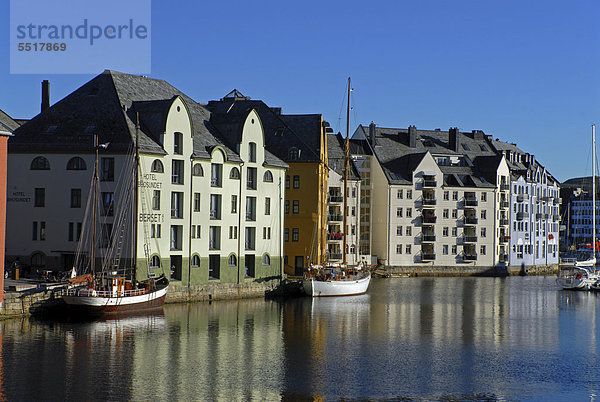 Fischereihafen Fischerhafen Binnenhafen Segeln Europa Gebäude Boot Norwegen Alesund