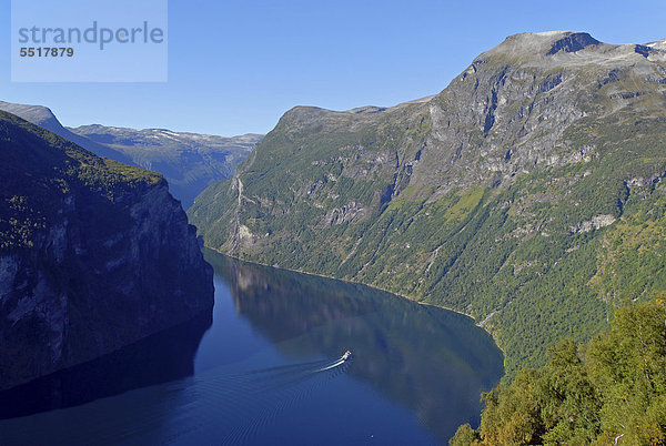 Ein einsames Boot auf dem ruhigen Geirangerfjord  von steilen Bergen umgeben  Provinz Möre og Romsdal  Norwegen  Europa