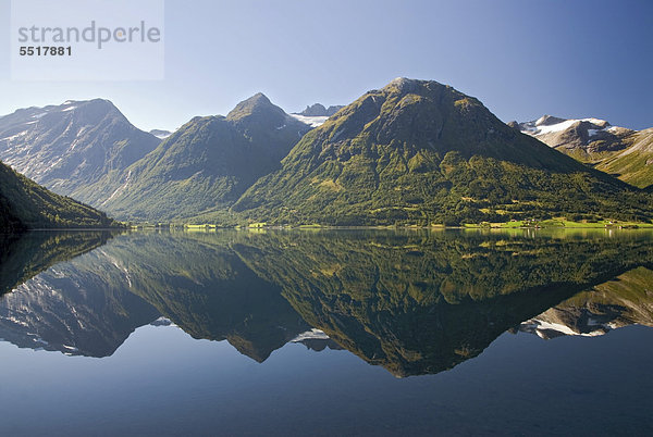 Die Berge rund um den See Strynevatnet spiegeln sich im ruhigen Wasser  von Hjelle aus gesehen  Loen  Provinz Sogn og Fjordane  Norwegen  Europa
