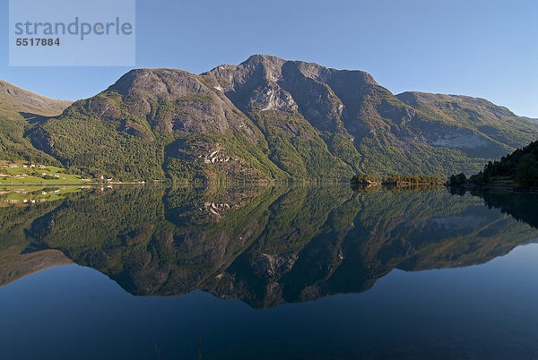 Die Berge rund um den See Strynevatnet spiegeln sich im Wasser  Mindresunde  Loen  Provinz Sogn og Fjordane  Norwegen  Europa