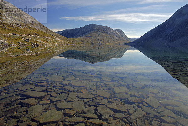 Der See Djupvatnet umgeben von Bergen  die sich im ruhigen und klaren Wasser spiegeln  MarÂk  Marak  Geiranger  Provinz Möre og Romsdal  Norwegen  Europa