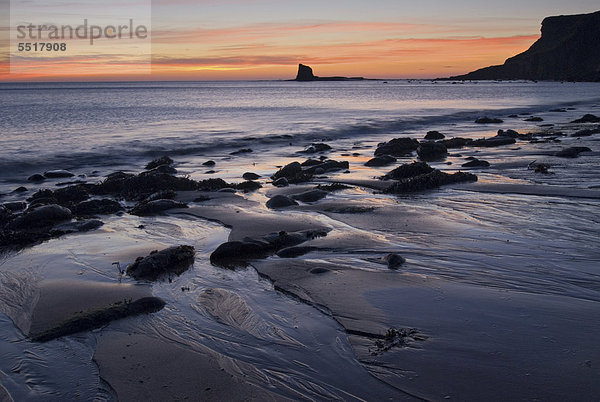Sonnenaufgang am Strand  Nordsee  in der Bucht Saltwick Bay  Whitby  Yorkshire  Großbritannien  Europa