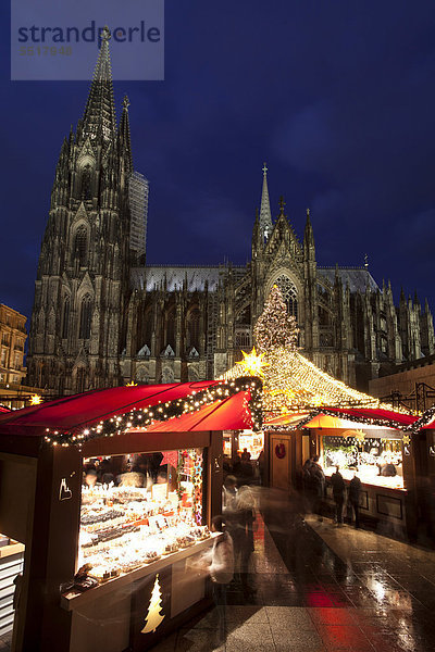 Weihnachtsmarkt am Kölner Dom  Domplatte  Köln  Rheinland  Nordrhein-Westfalen  Deutschland  Europa