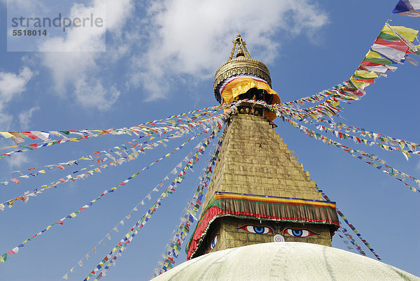 Stupa mit Gebetsfahnen  Augen Buddhas  Bodnath  Kathmandu  Nepal  Asien