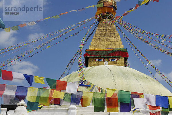 Stupa mit Gebetsfahnen  Bodnath  Kathmandu  Nepal  Asien