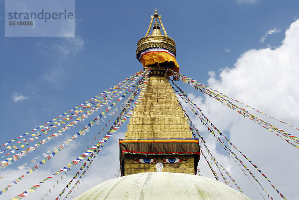 Stupa mit Gebetsfahnen und Augen Buddhas  Bodnath  Kathmandu  Nepal  Asien
