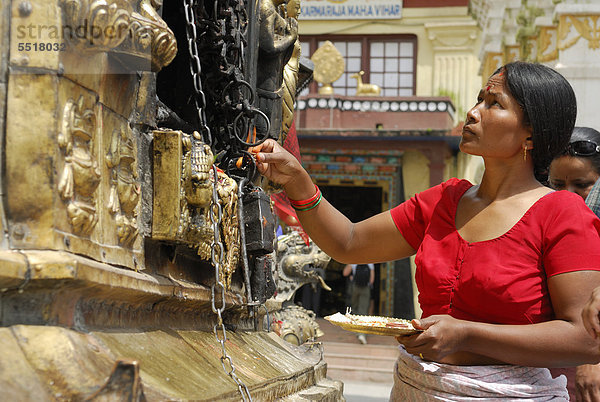 Gläubige Frau im Swayambhunath Tempel  Kathmandu  Nepal  Asien