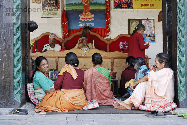 Sitzende Frauen  Durbar Square  Kathmandu  Nepal  Asien