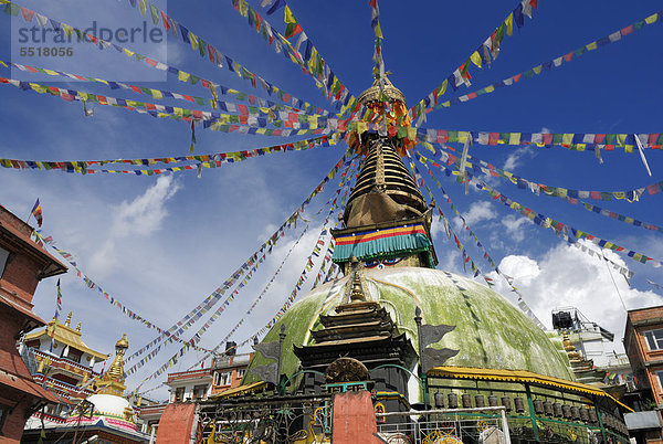 Stupa von Kathesimbhu mit Gebetsfahnen  Kathmandu  Nepal  Asien