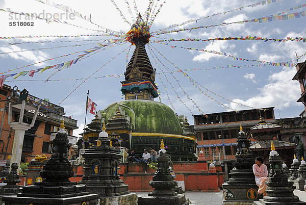 Stupa von Kathesimbhu mit Gebetsfahnen  Kathmandu  Nepal  Asien