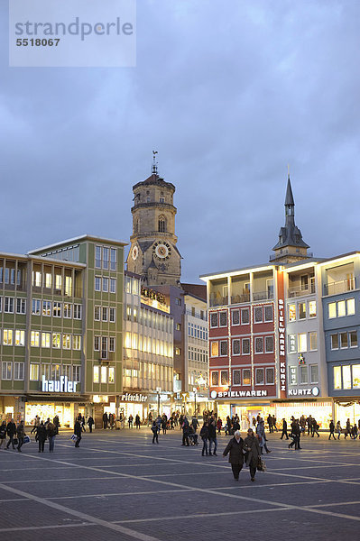 Der Marktplatz beim Rathaus zur blauen Stunde im Winter  hinten die Kirchtürme der Stiftskirche  Stuttgart  Baden-Württemberg  Deutschland  Europa