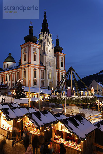 Adventmarkt bei der Basilika am Hauptplatz in Mariazell  Wallfahrtsort  Obersteiermark  Steiermark  Österreich  Europa
