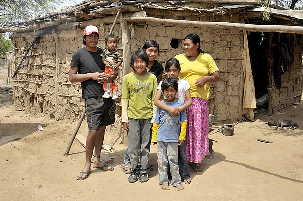 Familie vom Volk der Wichi-Indianer vor ihrer Hütte aus Lehm  Comunidad Santa Maria  Gran Chaco  Provinz Salta  Argentinien  Südamerika
