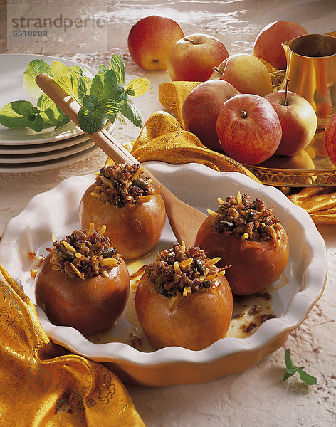 Pikante Äpfel gefüllt mit Lammhackfleisch  Safran  Minze  Pistazien  Mandeln und Rosinen  Iran  Rezept gegen Gebühr erhältlich