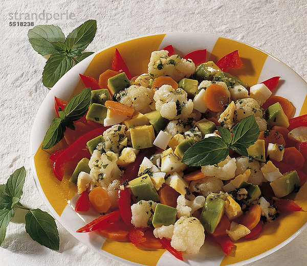 Eier-Gemüse-Salat  mit Blumenkohl  Möhren  Paprika und Avocado  Lesotho  Rezept gegen Gebühr erhältlich
