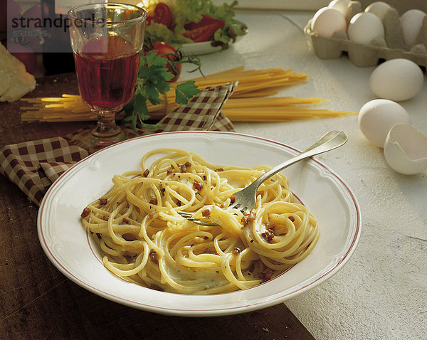 Spaghetti mit Speck-Eier-Sahne-Sauce  USA  Rezept gegen Gebühr erhältlich
