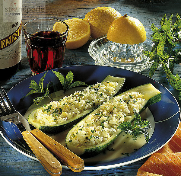 Zucchini mit Reisfüllung und Zitronensauce  Griechenland  Rezept gegen Gebühr erhältlich