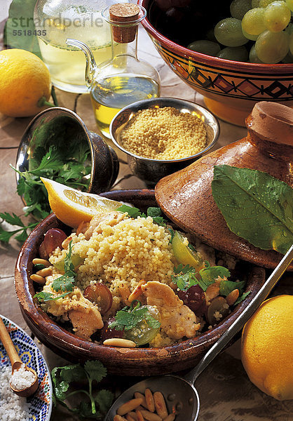Couscous auf Berber-Art  mit Hähnchenbrust  Trauben und Pinienkernen  Tunesien  Rezept gegen Gebühr erhältlich