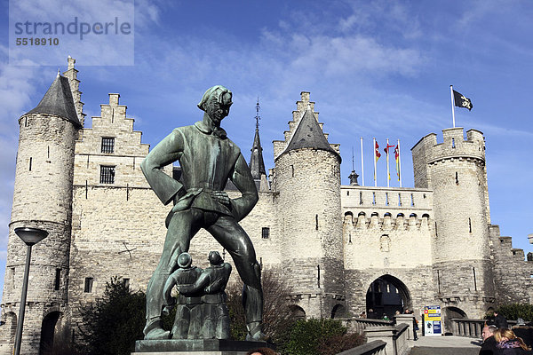 Burg Steen  mit Lange Wapper Denkmal an der Schelde  am Rande der Altstadt  Antwerpen  Flandern  Belgien  Europa