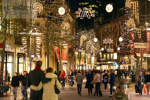 Abendliche Einkaufsstraße  Fußgängerzone  Geschäftsstraße  Shoppingmeile  Meir  in der Innnenstadt von Antwerpen  Flandern  Belgien  Europa