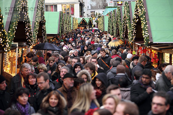 Essener Weihnachtsmarkt auf dem Kennedyplatz  Innenstadt von Essen  Nordrhein-Westfalen  Deutschland  Europa