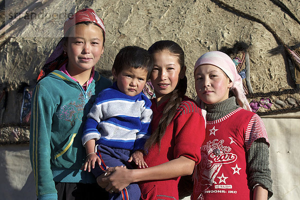 Vier Kirgisen-Mädchen und ein Junge vor einer Jurte in Murghab  Murgab  Pamir  Tadschikistan  Zentralasien  Asien