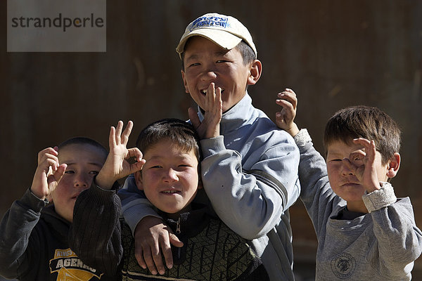 Vier Kirgisen-Jungen in Murghab  Murgab  Pamir  Tadschikistan  Zentralasien  Asien