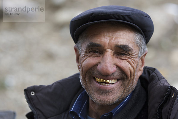 Kirgise mit Goldzähnen  Porträt  Pamir  Tadschikistan  Zentralasien