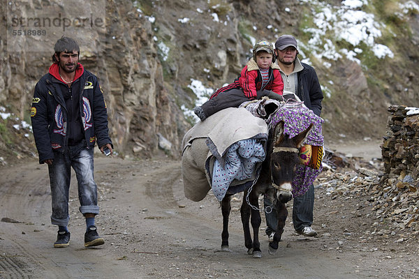 Tadschike mit Esel am Wakhan-Korridor an der Grenze zu Afghanistan  Pamir  Tadschikistan  Zentralasien  Asien