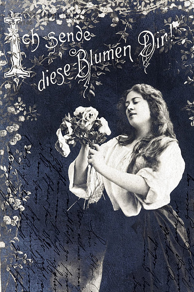 Frau hält Blumenstrauß  historische Postkarte  um 1900  Kitsch