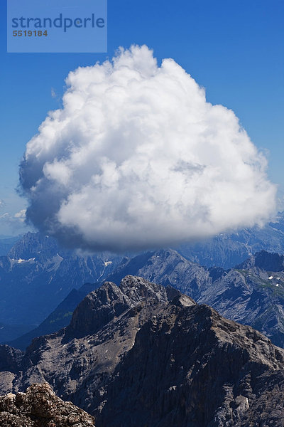 Wolke über dem Zugspitzmassiv  Zugspitze  Wettersteingebirge  Bayern  Deutschland  Europa