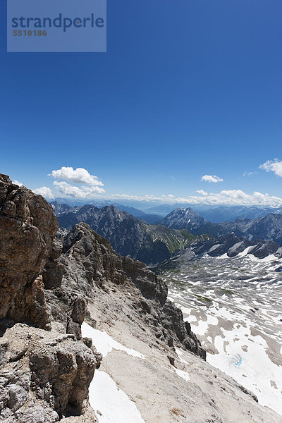 Blick von der Zugspitze in südöstliche Richtung auf den Wettersteinkamm  Hochwanner  Wettersteingebirge und die Hohe Munde  Tirol  Österreich  Europa