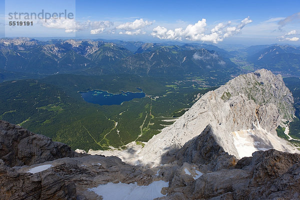 Blick von der Zugspitze auf den Eibsee  Wettersteingebirge  Oberbayern  Bayern  Deutschland  Europa