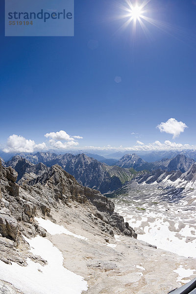 Blick von der Zugspitze in südöstliche Richtung auf den Wettersteinkamm  Hochwanner  Wettersteingebirge und die Hohe Munde  Tirol  Österreich  Europa