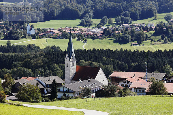 Törwang und Grainbach hinten  Blick von Aussichtskapelle  Samerberg  Chiemgau  Oberbayern  Bayern  Deutschland  Europa  ÖffentlicherGrund