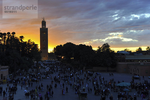 Koutoubiya-Moschee bei Sonnenuntergang  Platz Djemma el-Fna im Vordergrund  Marrakesch  Marokko  Afrika