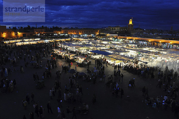 Verkaufsstände auf dem Platz Djemma el-Fna  Gauklerplatz oder Platz der Gehenkten  zur Blauen Stunde  Marrakesch  Marokko  Afrika
