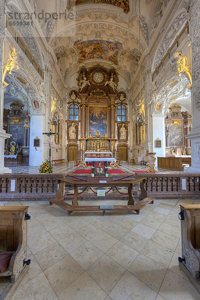 Kloster Benediktbeuern  eine ehemalige Abtei der Benediktiner  heute eine Niederlassung der Salesianer Don Boscos in Benediktbeuern der Diözese Augsburg  Benediktbeuern  Oberbayern  Bayern  Deutschland  Europa