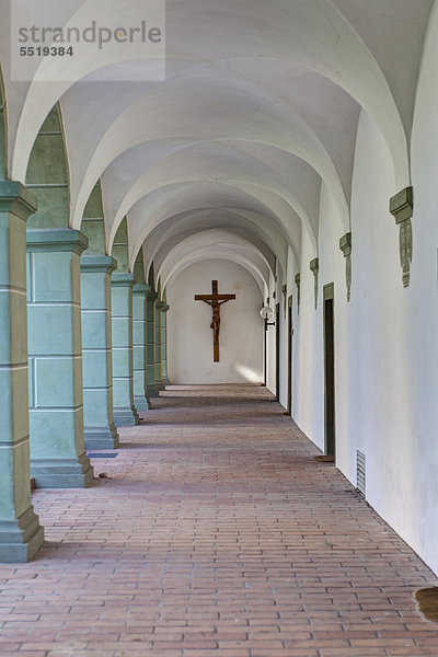 Arkaden im Kloster Benediktbeuern  einer ehemaligen Abtei der Benediktiner  heute eine Niederlassung der Salesianer Don Boscos in Benediktbeuern der Diözese Augsburg  Benediktbeuern  Oberbayern  Bayern  Deutschland  Europa