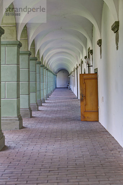 Arkaden im Kloster Benediktbeuern  einer ehemaligen Abtei der Benediktiner  heute eine Niederlassung der Salesianer Don Boscos in Benediktbeuern der Diözese Augsburg  Benediktbeuern  Oberbayern  Bayern  Deutschland  Europa