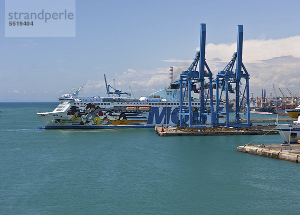 Bunt bemalte Fähre Moby Freedom im Hafen von Civitavecchia  Rom  Italien  Europa