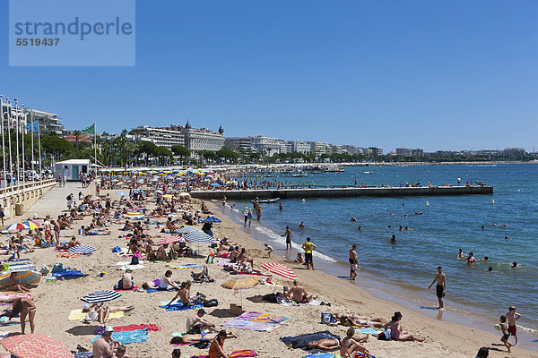 Menschen am Strand von Cannes  an der Croisette  CÙte díAzur  Südfrankreich  Frankreich  Europa  ÖffentlicherGrund