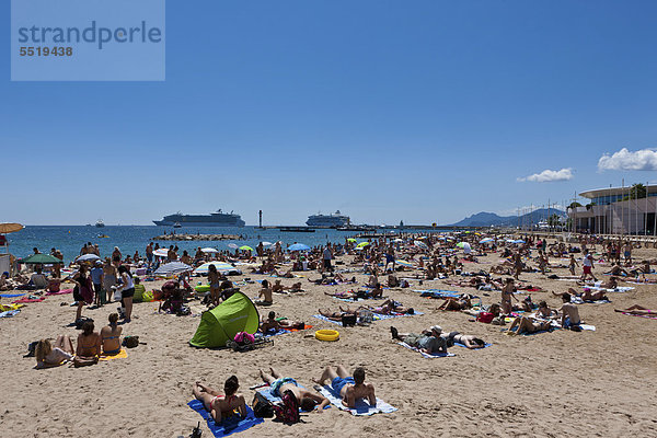 Menschen am Strand von Cannes  an der Croisette  CÙte díAzur  Südfrankreich  Frankreich  Europa  ÖffentlicherGrund