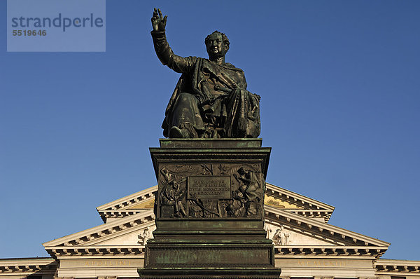 Denkmal von Maximilian I. Joseph vor dem Nationaltheater  Max-Joseph-Platz  Müchen  Bayern  Deutschland  Europa