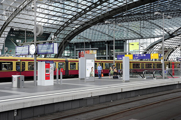 Gleis im Berliner Hauptbahnhof  Berlin Mitte  Deutschland  Europa