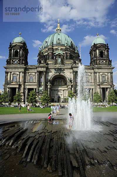 Springbrunnen vor dem Berliner Dom  Museumsinsel  UNESCO-Weltkulturerbe in Berlin Mitte  Deutschland  Europa
